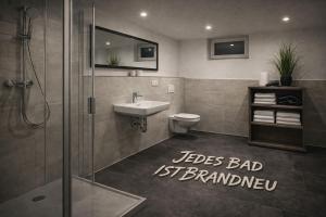 ein Badezimmer mit Toilette, Waschbecken und Dusche in der Unterkunft Gasthaus Eiserner Löwe in Brattendorf