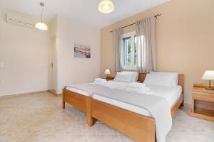 a bedroom with two beds and a window at Villa Rita in Spanokhórion