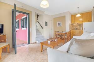 a living room with a pink door and a table at Villa Rita in Spanokhórion