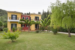 a house with a garden in front of it at Villa Rita in Spanokhórion