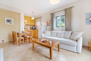 a living room with a couch and a table at Villa Rita in Spanokhórion