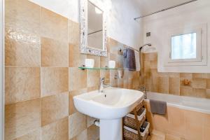 a bathroom with a sink and a mirror and a tub at Studio meublé in Saint-Rémy-de-Provence +11 photos