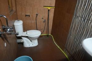 a bathroom with a toilet and a shower at Denzongpa Homestay in Takdāh +59 photos