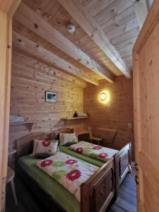 ein Schlafzimmer in einer Blockhütte mit zwei Betten in der Unterkunft Binsalm- Schutzhütte in Vomp + 34 Fotos