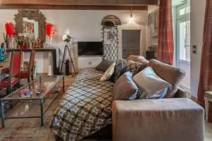a living room with a couch and a glass table at La Grange des zarts in Champagné-le-Sec