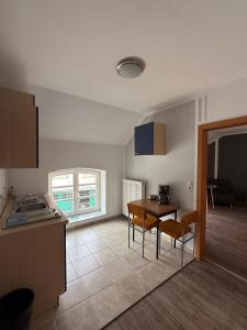 a kitchen and dining room with a table and chairs at Exempel Schlafstuben und Quartier Langer Hals in Tangermünde