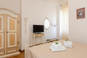 a bedroom with a bed with towels on it at Piccolo Paradiso - Montenero in Montenero