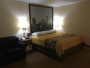 سرير أو أسرّة في غرفة في Super 8 by Wyndham Mt. Vernon