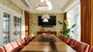 a conference room with a long table and chairs at Marienlyst Strandhotel in Helsingør