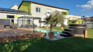 a house with a pool and a palm tree in the yard at Murtal Suiten in Zeltweg