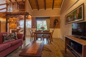 TV a/nebo společenská místnost v ubytování William Bay Cottages