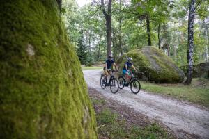 two people riding bikes down a dirt road at Hauszeit mit Pfoten in Litschau