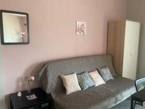 a living room with a couch and a mirror at Tsatsoni Studios in Velika