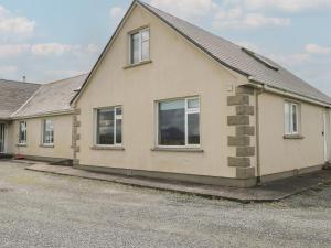 a house with windows on the side of it at Islands Inn in Louisburgh