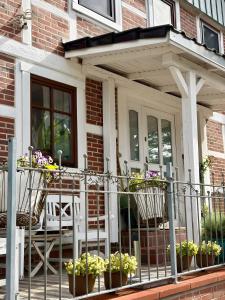 a porch of a house with chairs and flowers at Elbparadies in Stade