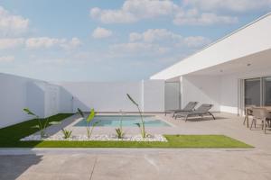 an image of a house with a swimming pool at Sumatra 1 in Novo Sancti Petri +18 photos
