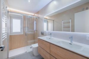 a bathroom with a sink and a shower and a toilet at Sumatra 1 in Novo Sancti Petri