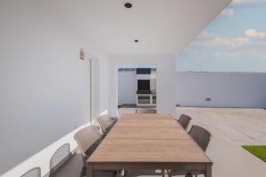 a conference room with a wooden table and chairs at Sumatra 1 in Novo Sancti Petri