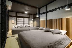 a bedroom with two beds in a room at SNUGGLE2222 Odawara Nakacho in Odawara