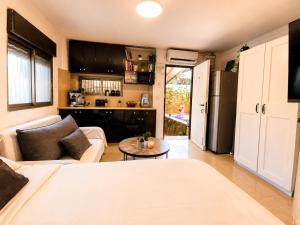 a living room with a couch and a table at Spa Mari TLV in Tel Aviv