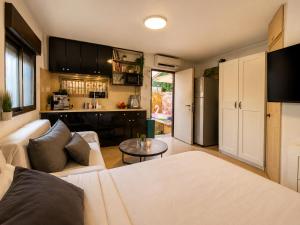 a living room with a couch and a table at Spa Mari TLV in Tel Aviv