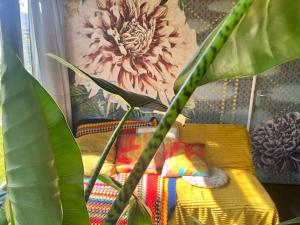 a plant in front of a painting of a flower at Stijlvol Atelier in het groen in Liempde +34 photos