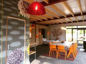 a dining room with a table and chairs at Stijlvol Atelier in het groen in Liempde