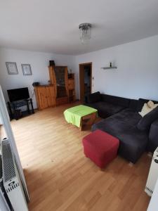a living room with a couch and a table at Ferienwohnung Münsingen zentrum in Münsingen