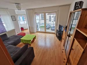 a living room with a couch and a table at Ferienwohnung Münsingen zentrum in Münsingen