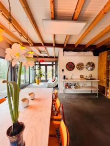 a room with a table with a plant on it at Stijlvol Atelier in het groen in Liempde