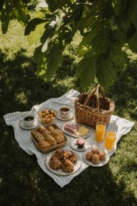 a picnic with bread and pastries on a blanket at Résidence Aigue Marine in Coti-Chiavari +17 photos