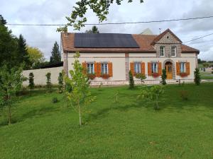 a house with solar panels on the roof at Maison du Cosmos in Thorigny-sur-Oreuse