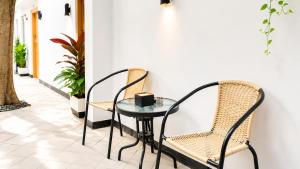 a table and two chairs sitting next to a wall at Baliem Boutique Hotel Ungasan in Jimbaran