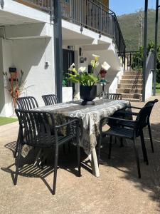 a table with chairs and a vase with flowers on it at Casa Mari Carmen in Salas