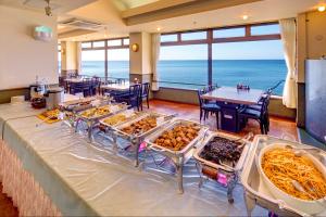 un buffet en un restaurante con vistas al océano en Resort Hotel Bel Paraiso, en Nakijin