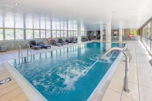 ein großes Schwimmbecken in einem Gebäude in der Unterkunft Hotel Panorama in Andorra la Vella