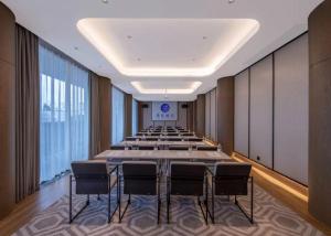 a conference room with a long table and chairs at Manxin Hotel Nanjing Mufu Mountain in Nanjing