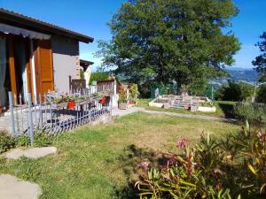 a house with a fence and a yard at L'ora d'aria in Bardi