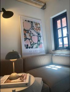a living room with a couch and a table with a mouse at Lüttje Huus Emden- Tiny House zentral am Hafen & Otto Huus in Emden