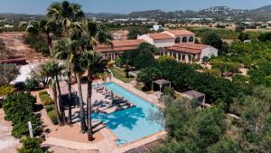Luftaufnahme eines Resorts mit Swimmingpool in der Unterkunft Can Arabí - Adults Only in Ibiza-Stadt
