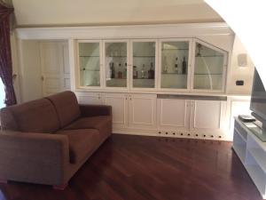 uma sala de estar com um sofá e alguns armários de vidro em Loft Piazza Università em Catânia