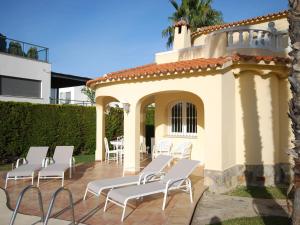 オリーバにあるCharming Villa in Oliva with Private Swimming Poolの白い椅子の集合