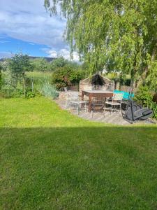 ein Picknicktisch und Stühle in einem Garten in der Unterkunft Dom Wakacyjny Karol in Łeba + 28 Fotos