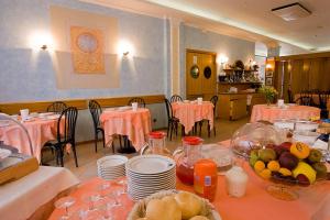 Reštaurácia alebo iné gastronomické zariadenie v ubytovaní Albergo Ristorante Grigna