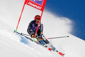 una persona sta sciando su una pista innevata di B&B Villa Dolomites Hut a San Vigilio Di Marebbe