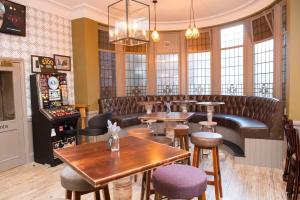un restaurante con mesas y sillas y un bar en Royal Inn, en Scunthorpe