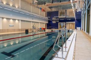 a large swimming pool in a large room at Hotel Norrvalla in Vöyri