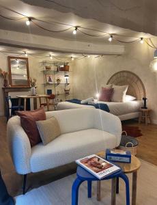 a living room with a couch and a bed at Le Petit Horloge, Hyper centre de Rennes in Rennes