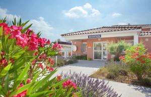 a hospital building with flowers in front of it at Appartement 3 étoiles - ccbgeff in Cabriès
