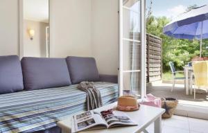 a living room with a couch and a table at Appartement 3 étoiles - ccbgeff in Cabriès